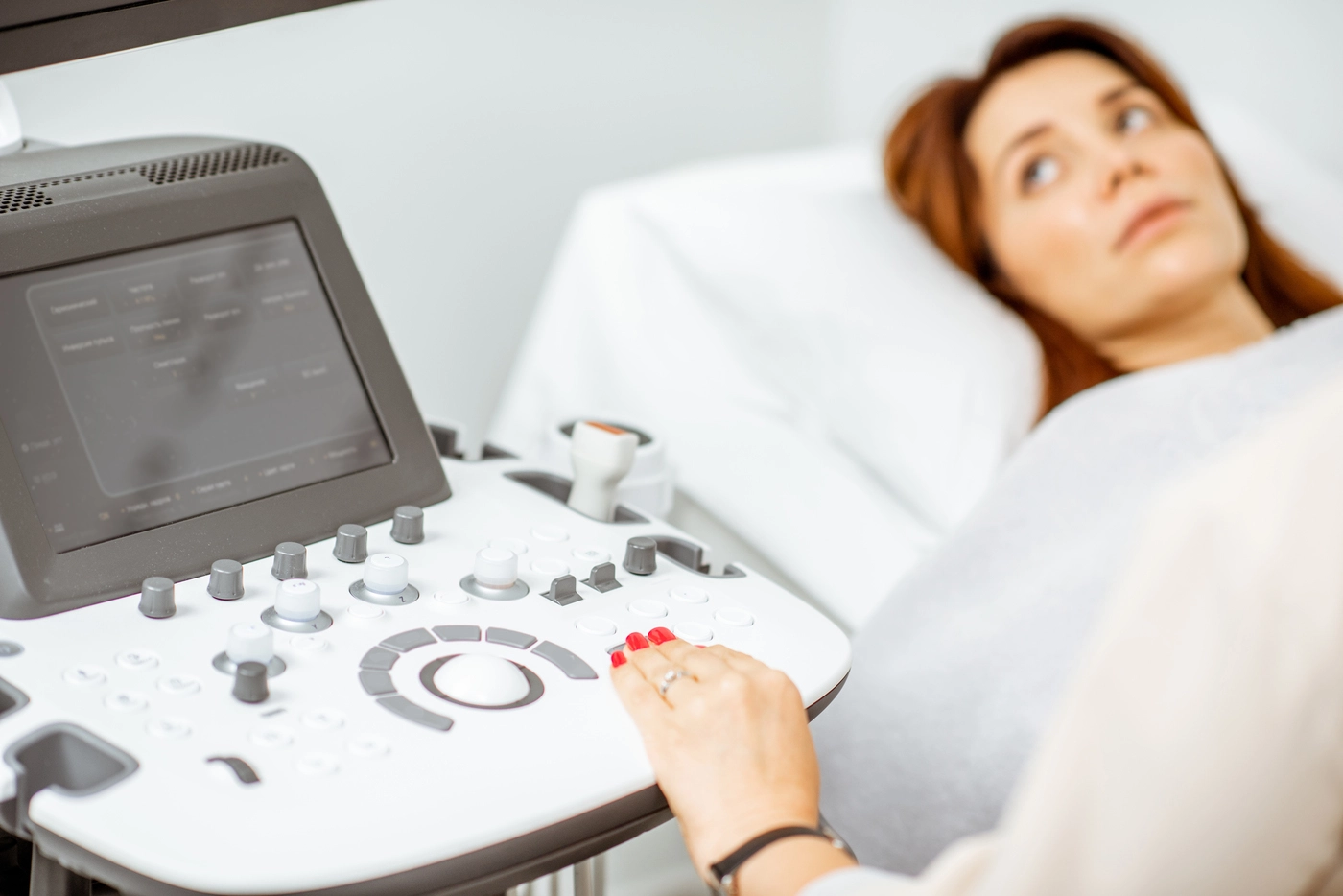 Paciente en camilla preparándose para realizarse un ultrasonido de los senos