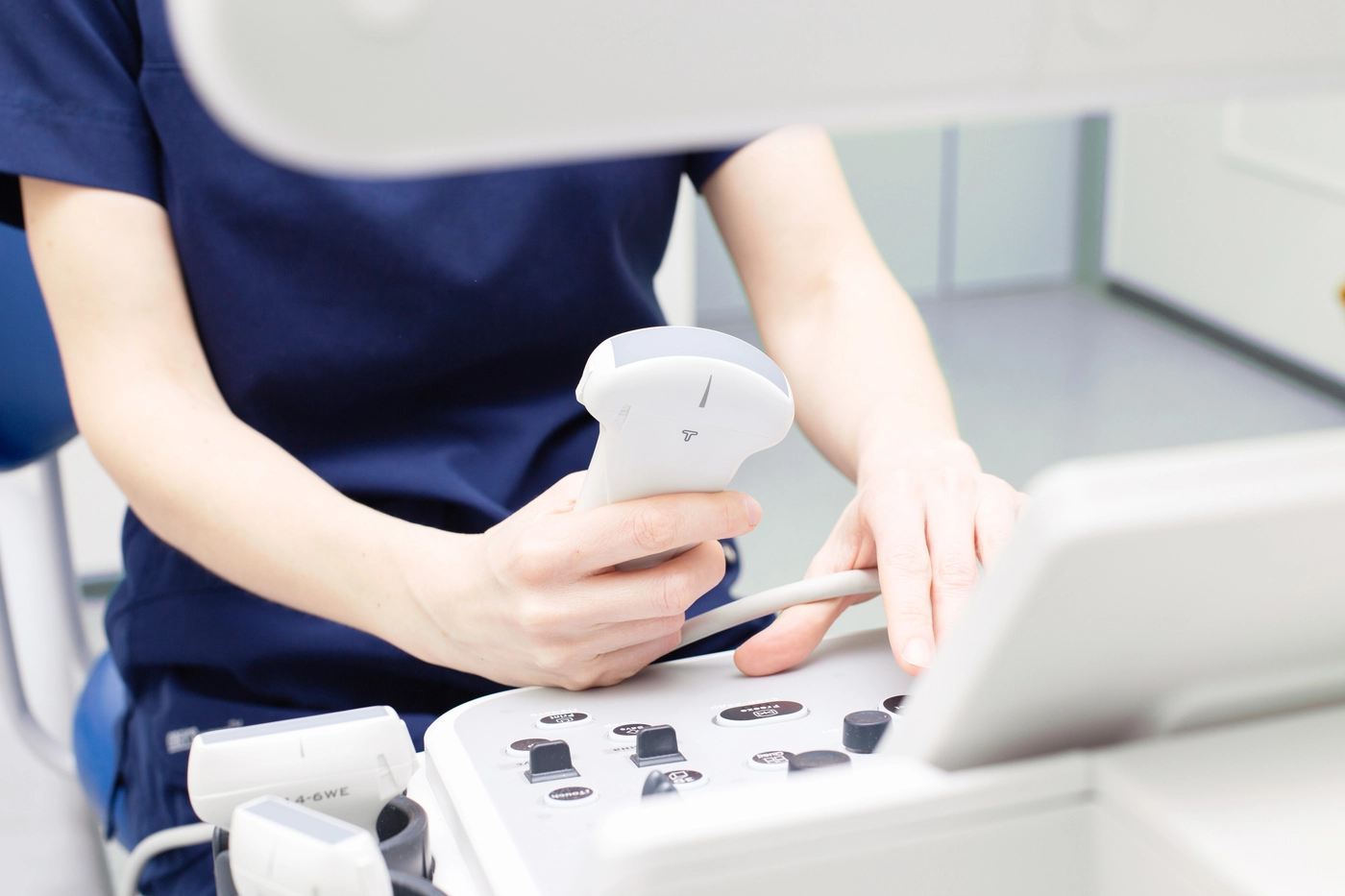 Paciente verificando un ultrasonido de los senos