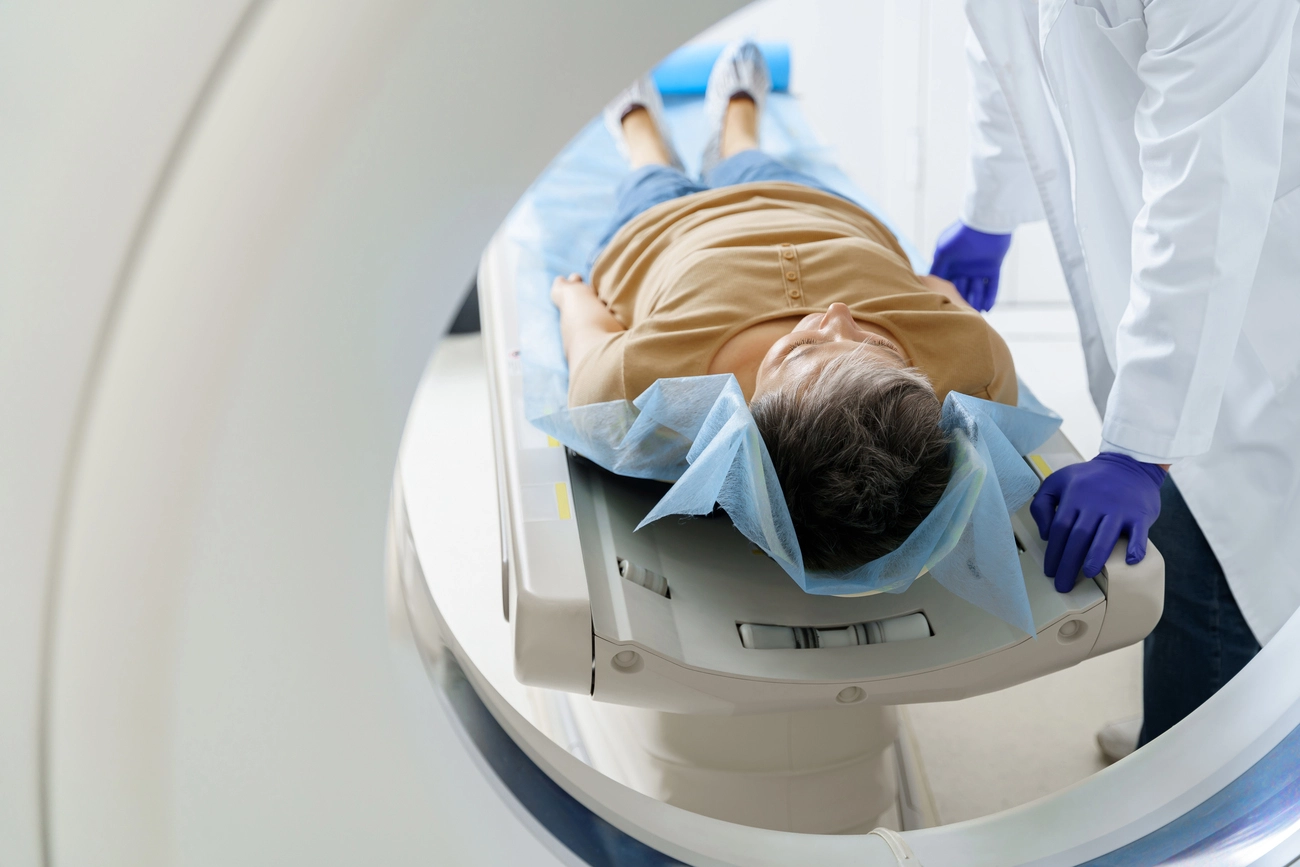 equipo de resonancia magnética en un centro médico, mostrando el escáner abierto